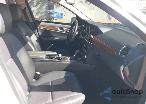 2013 Mercedes-Benz C 300 Luxury 4Matic z USA, uszkodzony, nr VIN WDDGF8AB5DR299259